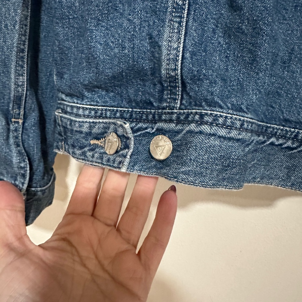 Guess women’s vintage 90s iconic denim jacket with distressed guess on sleeve. M - Picture 7 of 9